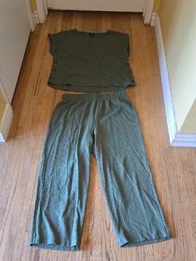 JONES New York Signature Olive Green Lightweight Two-Piece Set.